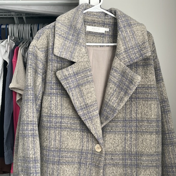 ASTR The Label Revolve Oversized Winter Coat, worn once - Picture 3 of 5